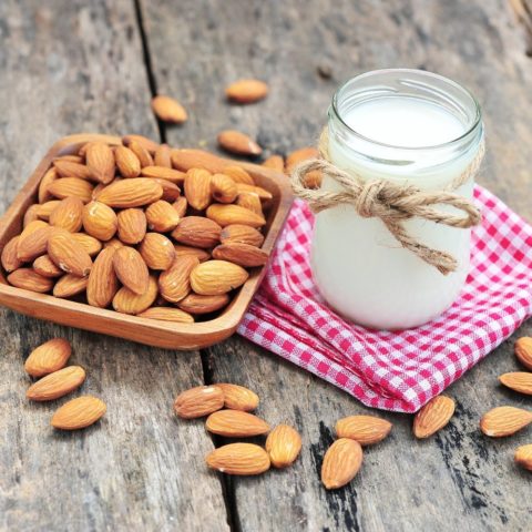 Frische Mandelmilch selbstgemacht mit einem Filterbeutel