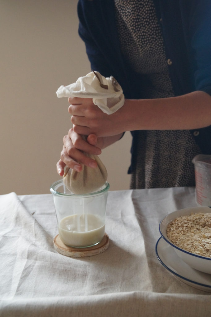 Abseihen und Filtern von selbstgemachter Hafermilch