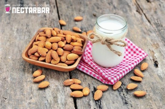 Frische Mandelmilch im Glas mit Nüssen Nectarbar