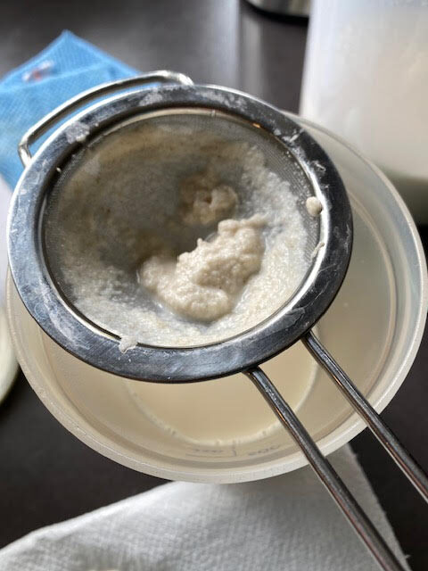 Feines Sieb mit Haferresten nach dem Filtern von selbst gemachtem Haferdrink im Mei Müch MüchMocha