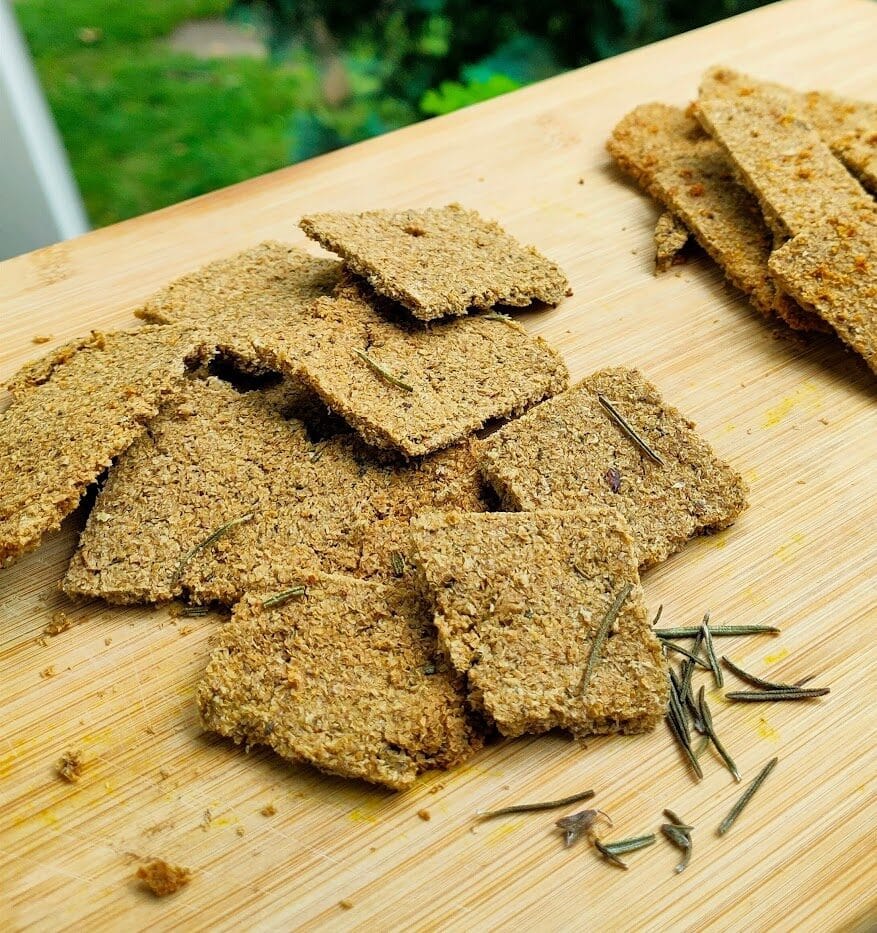 CRÄCK-Knäckebrot zubereitet mit Rosmarin aus Hafertrester