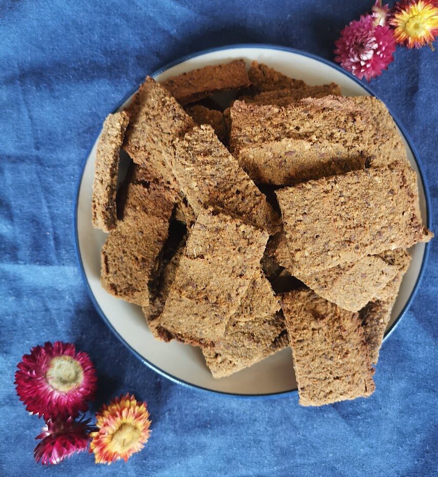 CRÄCK-Knäckebrot aus Trester in einer Schale fertig zum Essen