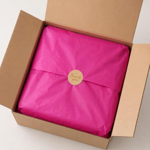 NECTARBAR Geschenkoption im Versandkarton mit pinkem Seidenpapier und Thank-you-Sticker