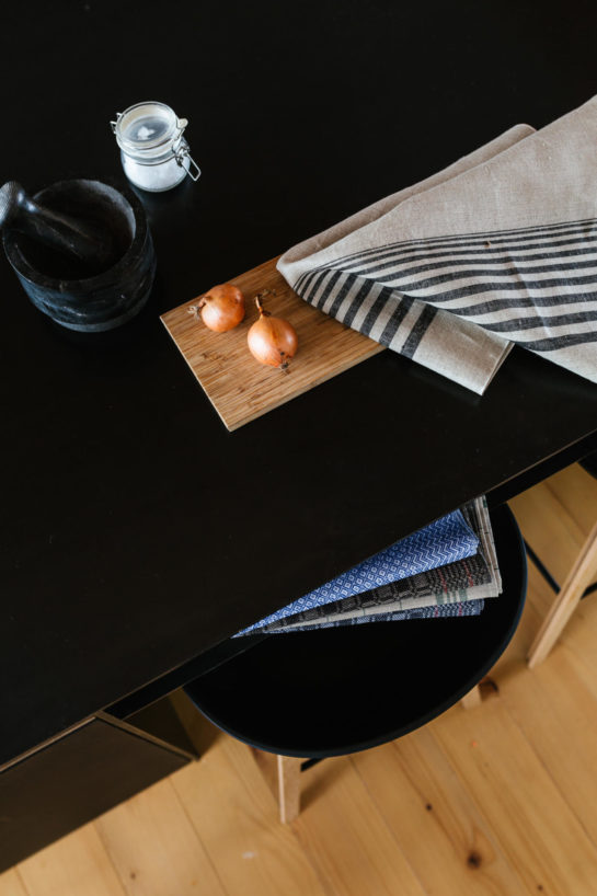 Gläsertuch aus Leinen auf einem Tisch