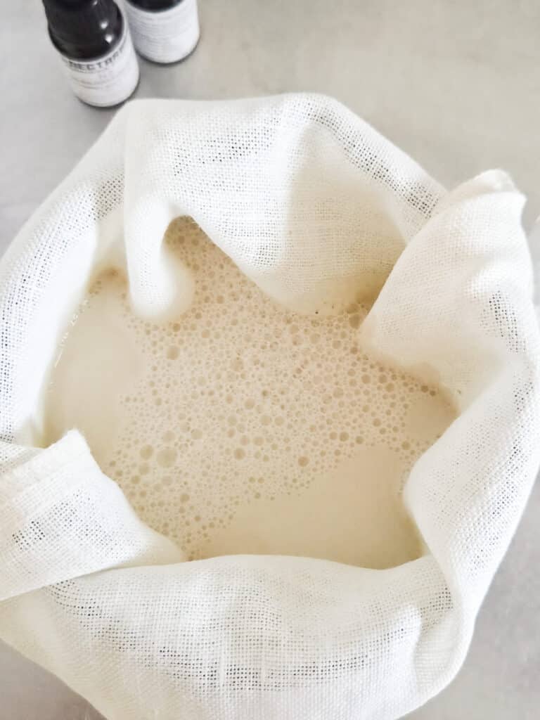 Haferdrink im Filterbeutel aus Leinen.