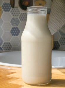Haferdrink in einer Glasflasche