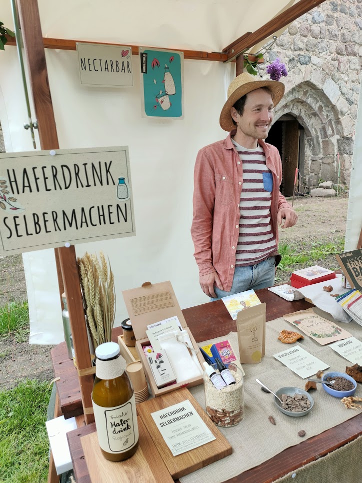 NECTARBAR Marktstand mit Haferdrink-Produkten auf dem Wochenmarkt in Stegelitz