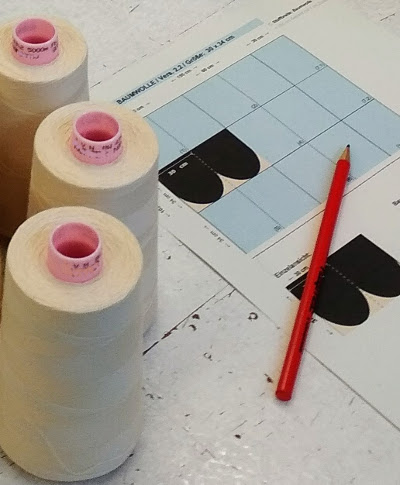 Nähgarn mit Zeichnung und Stift