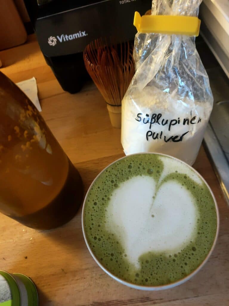 Matcha Latte mit Hafer-Lupinendrink