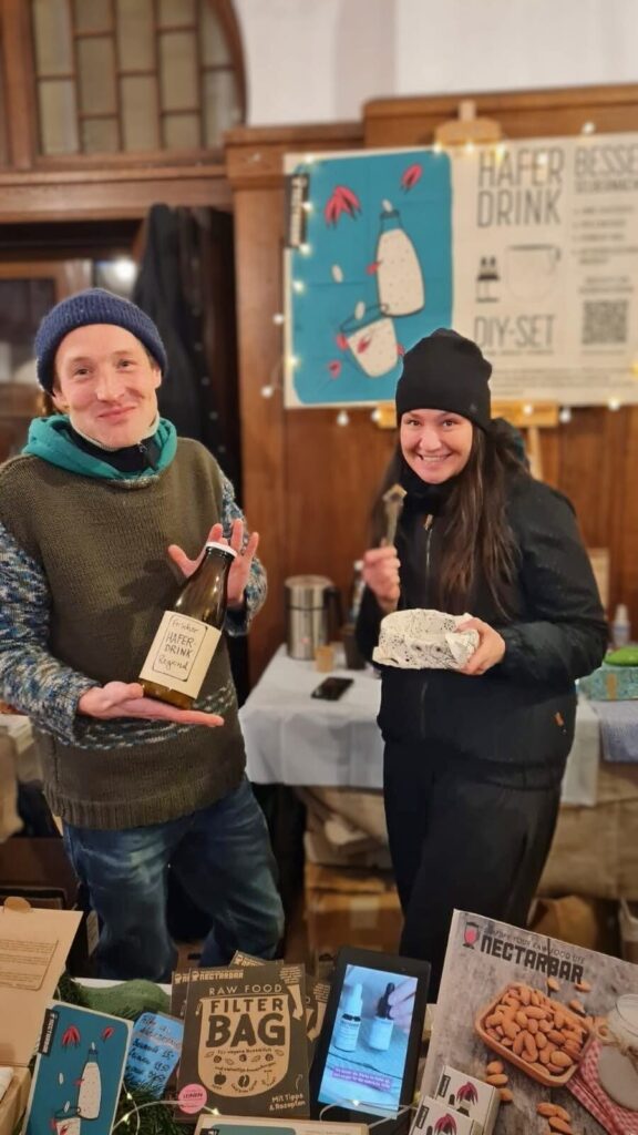 Marktstand zu Weihnachten in der Philippuskirche