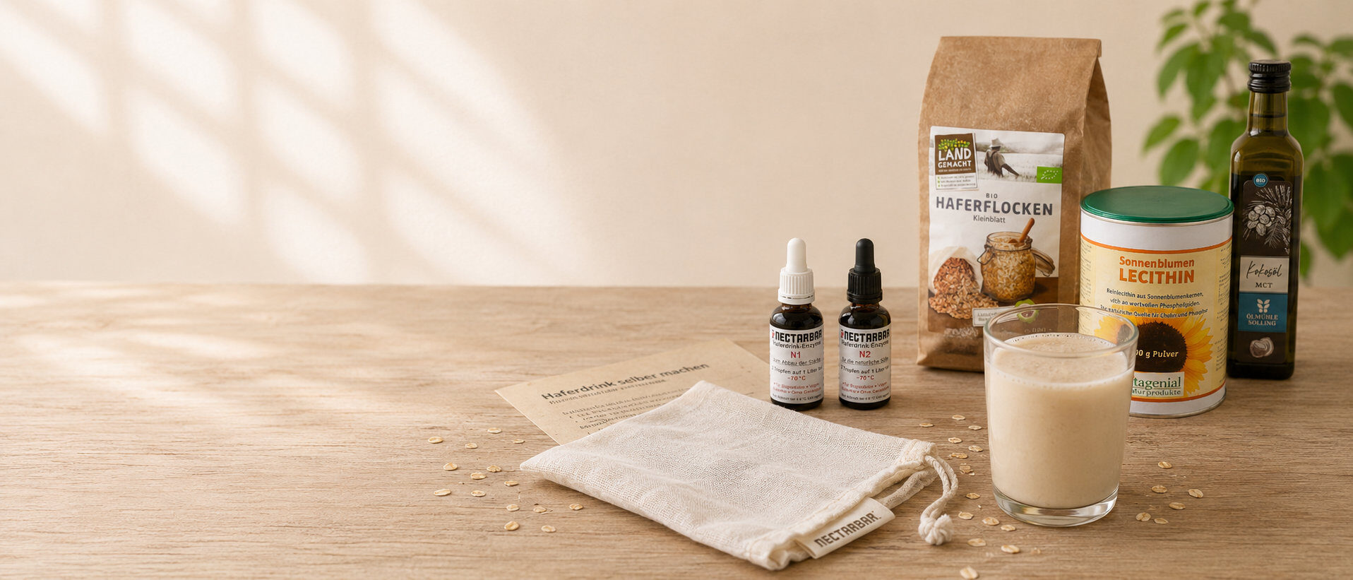 Haferdrink selber machen mit NECTARBAR Bundle-Set: Enzyme N1 und N2, Leinen-Filterbeutel, Bio-Haferflocken, Lecithin und MCT-Öl auf Holztisch
