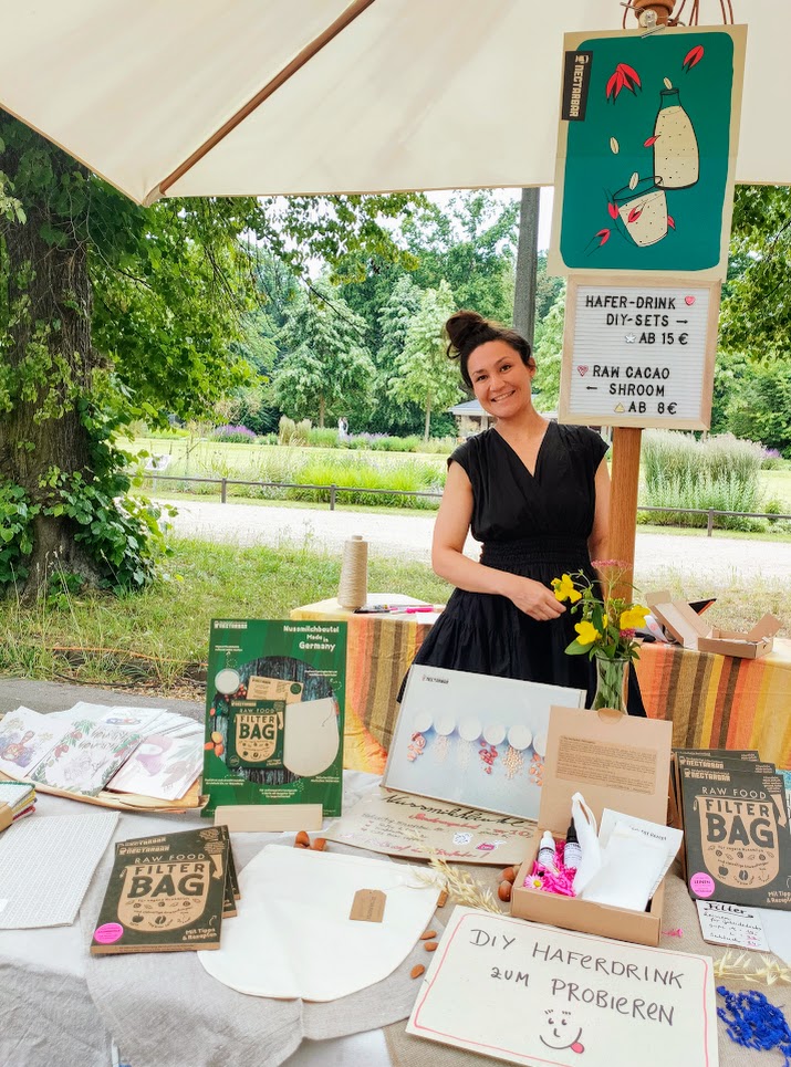 Nussmilchbeutel und DIY-Sets auf dem Markt in Leipzig