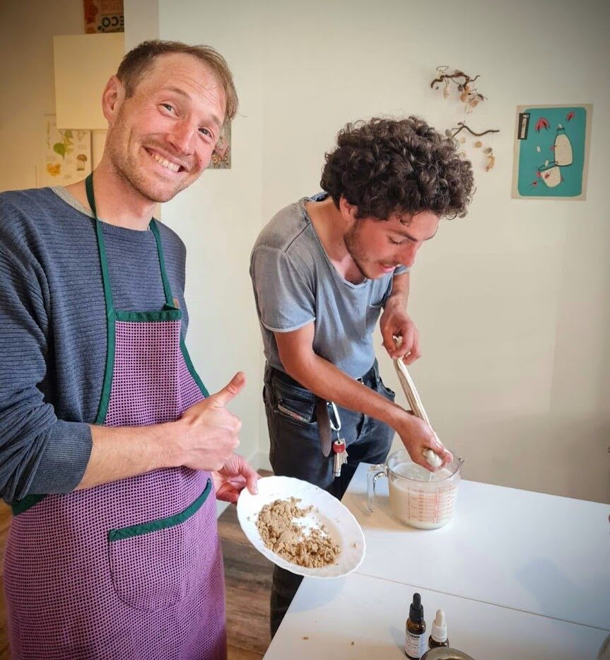 Hafermilch Herstellung - übrig bleibt der Trester nach dem Filtern