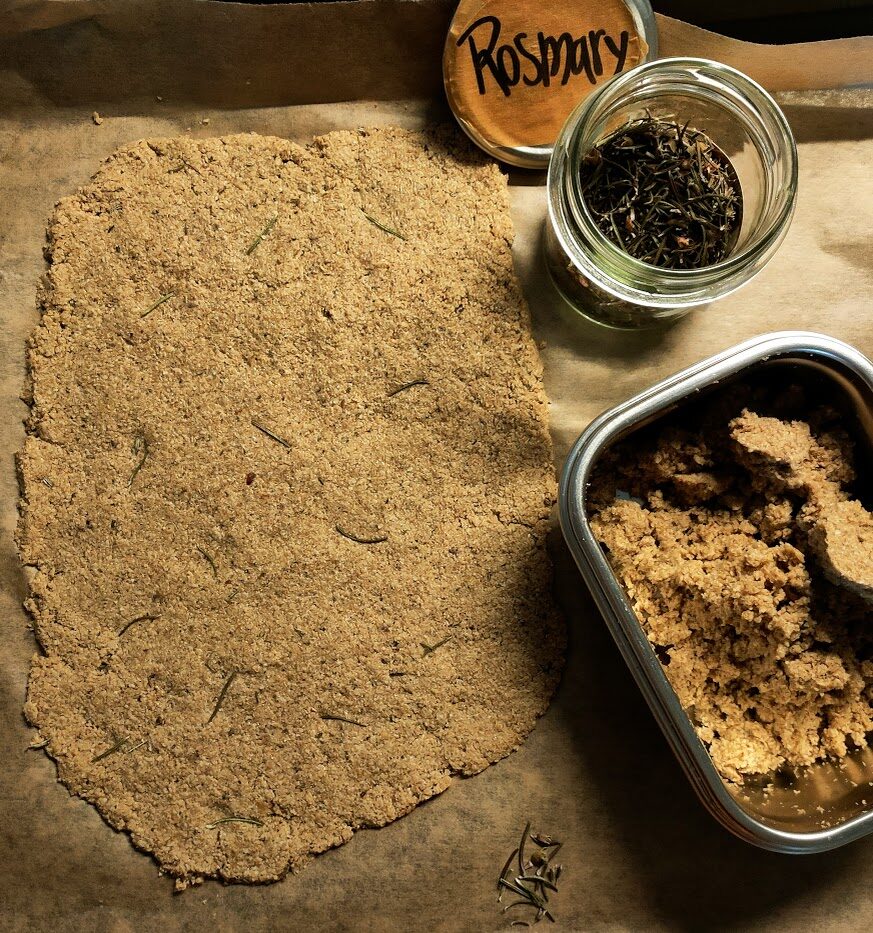 Rosmarin Cräcker aus frischem Pflanzenmilchtrester