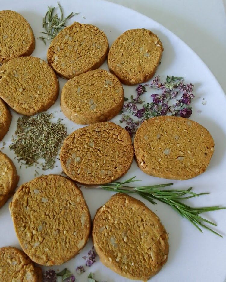 Herzhafte Kräuterkekse aus Hafertrester