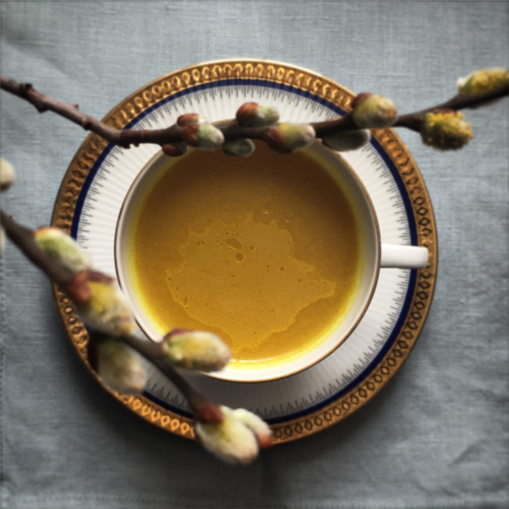 Goldene Milch in einer Tasse, von oben