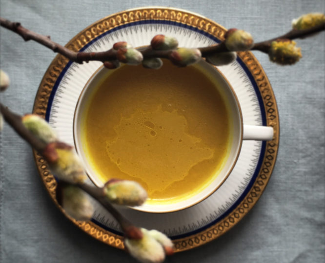 Goldene Milch in einer Tasse, von oben