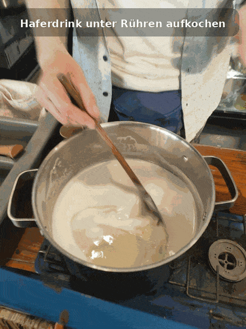 Haferdrink wird in einem Topf unter Rühren aufgekocht, damit Enzyme deaktiviert werden und Pudding oder Soßen besser fest werden.