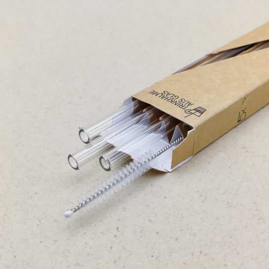 Nahaufnahme der Glastrinkhalme von NECTARBAR in der nachhaltigen Verpackung, 5 Strohhalme mit Reinigungsbürste