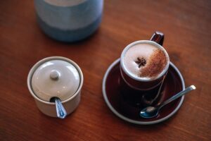 Veganer Chai Sirup von Sonnentor mit wärmenden Gewürzen – ideal zum Verfeinern von Getränken und Desserts